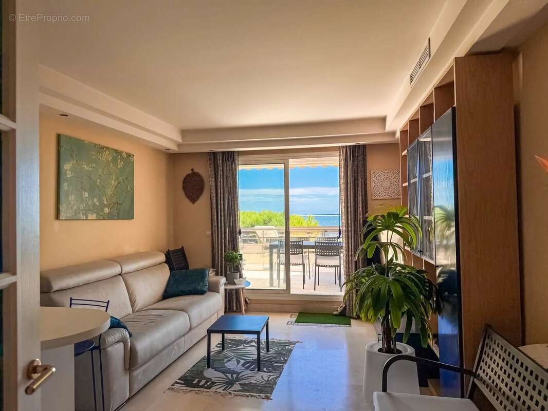 Appartement à SAINT-LAURENT-DU-VAR