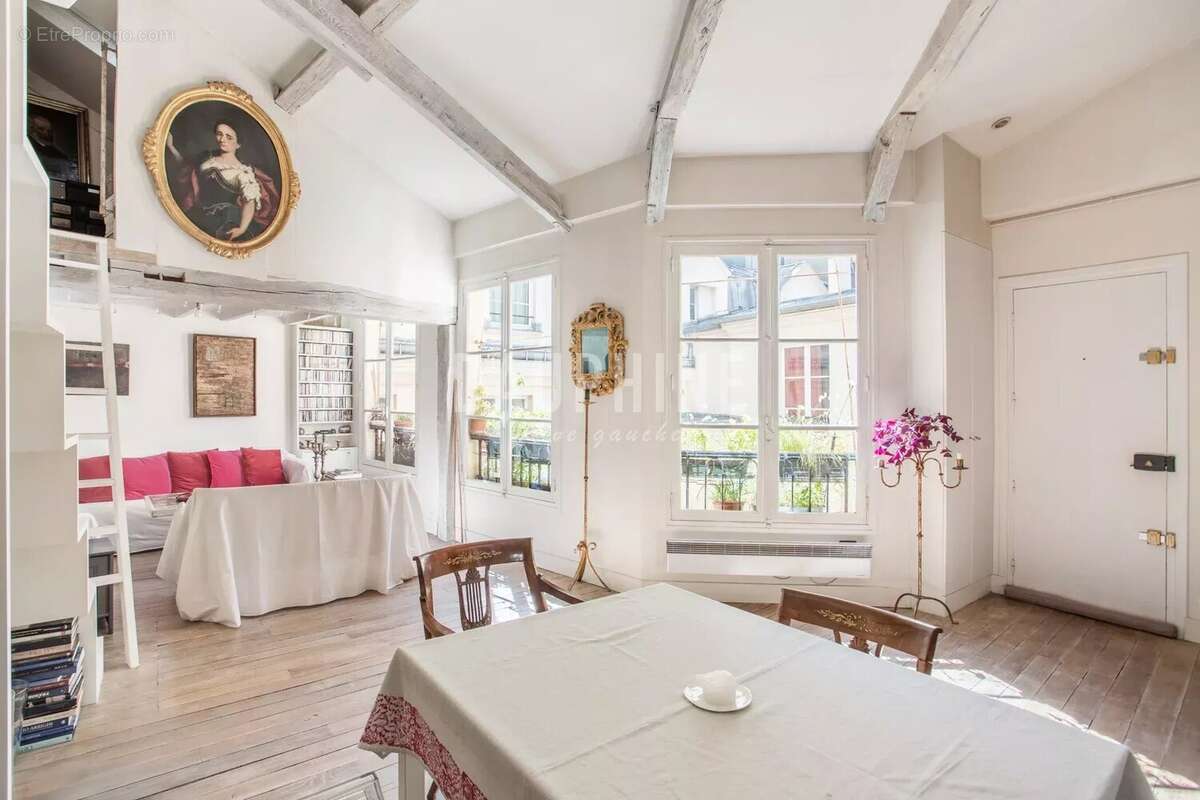Appartement à PARIS-1E