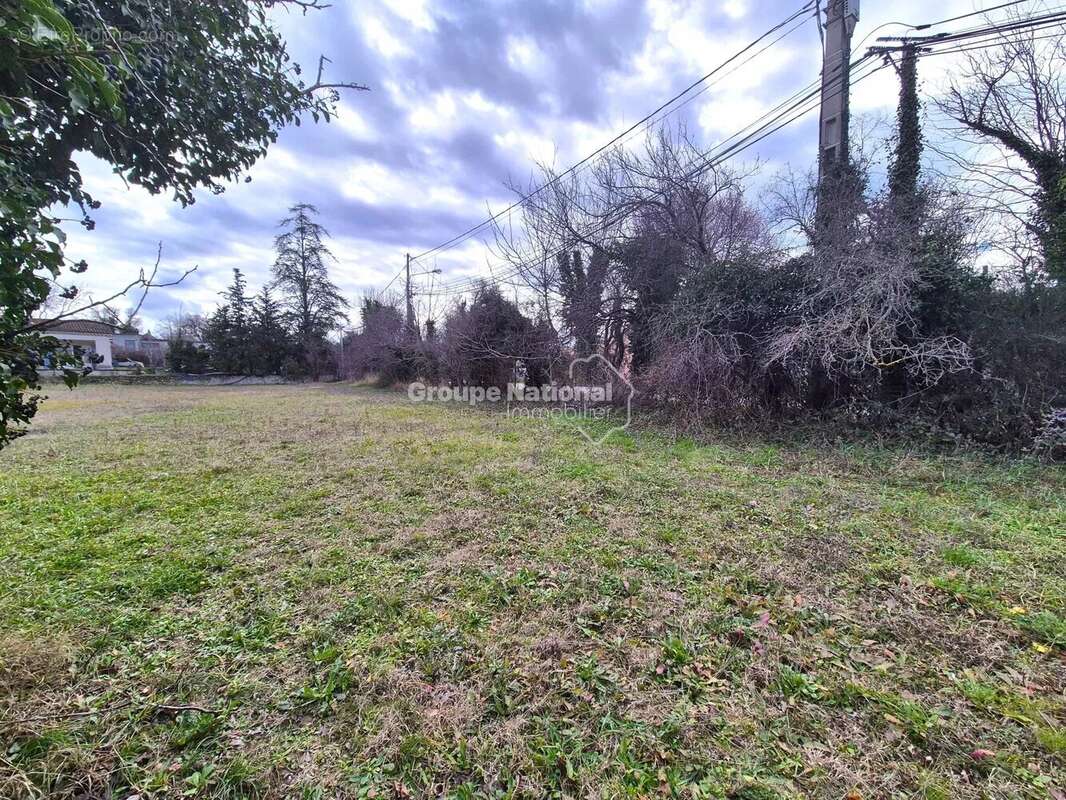 Terrain à MALEMORT-DU-COMTAT