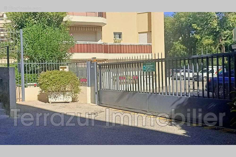 Parking à VALLAURIS