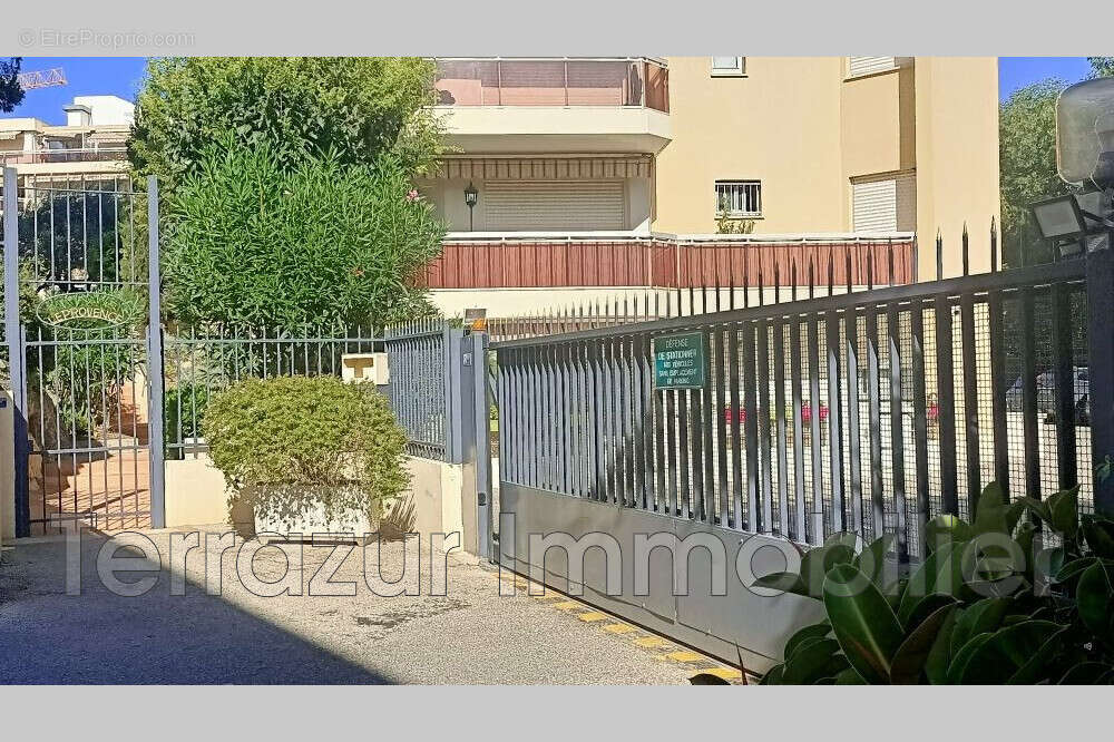 Parking à VALLAURIS