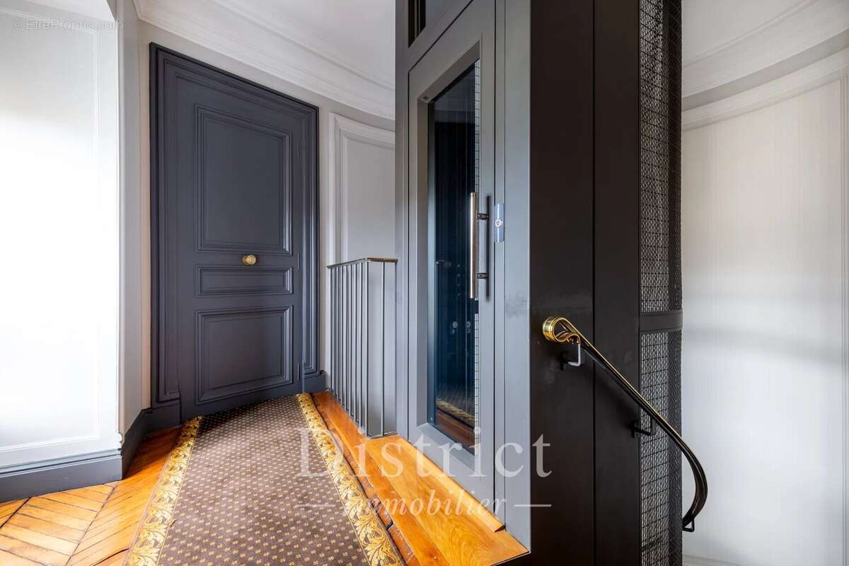 Appartement à PARIS-8E