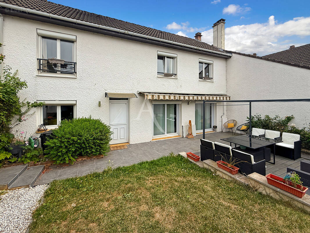 Maison à JOUY-LE-MOUTIER