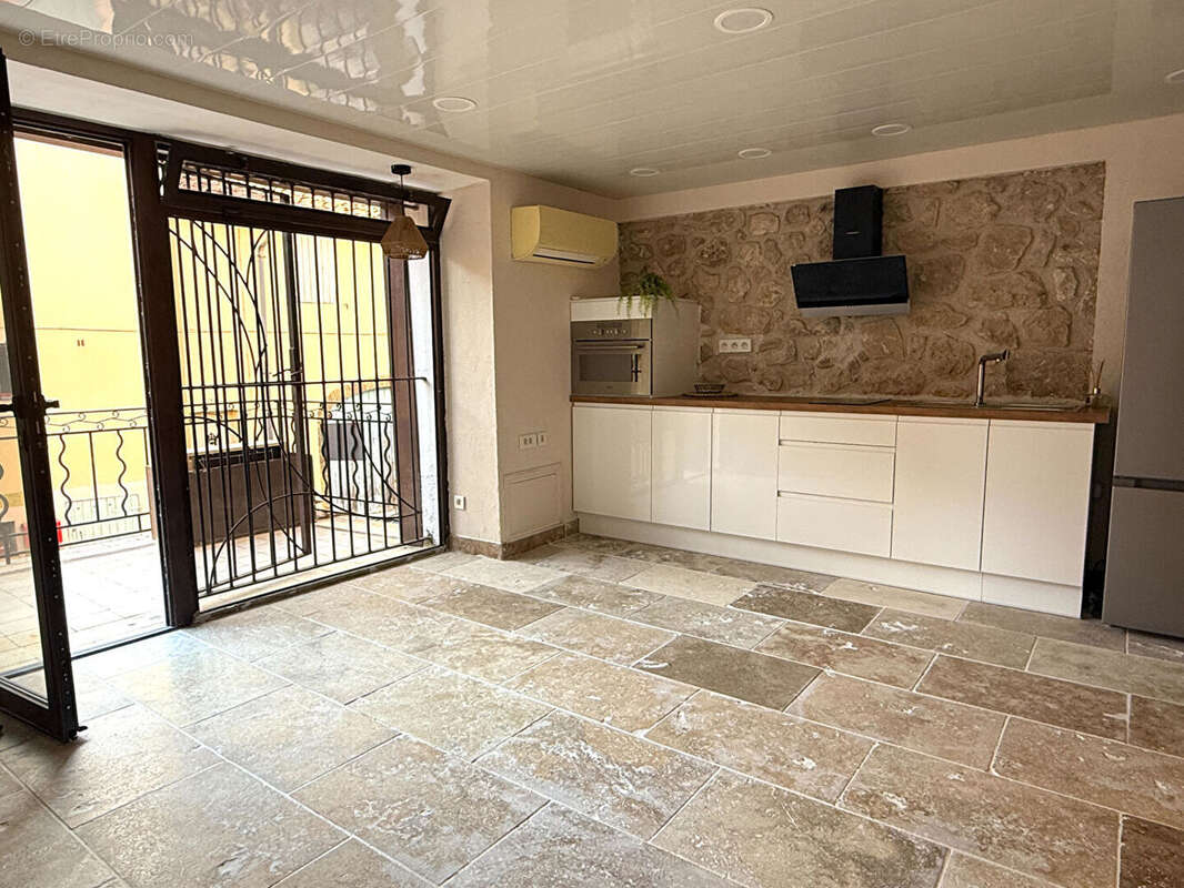 Appartement à LA ROQUE-D&#039;ANTHERON