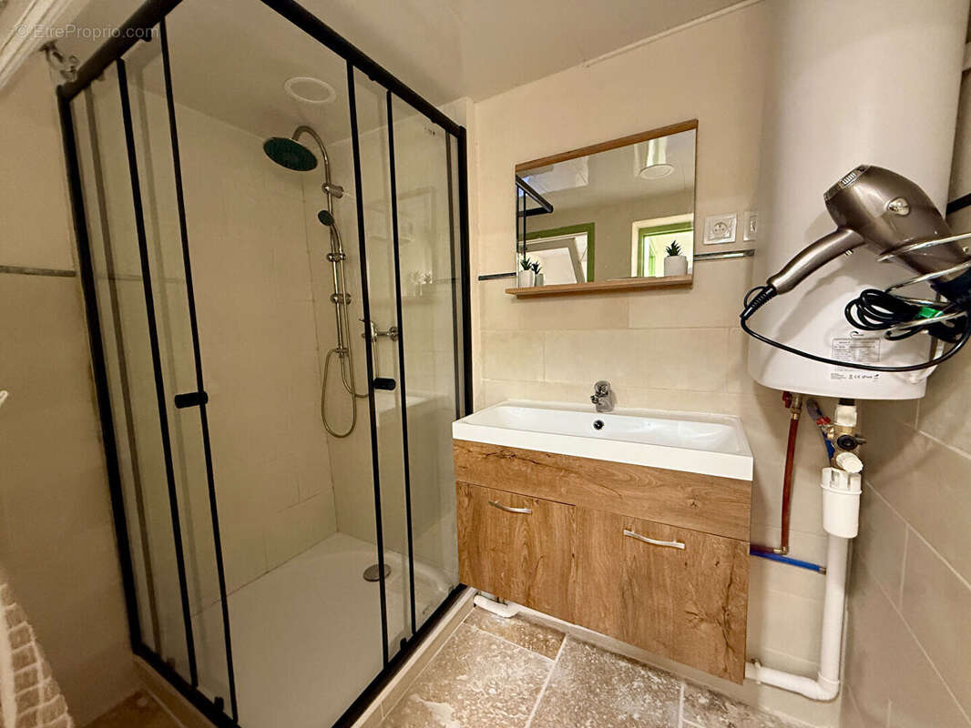 Appartement à LA ROQUE-D&#039;ANTHERON