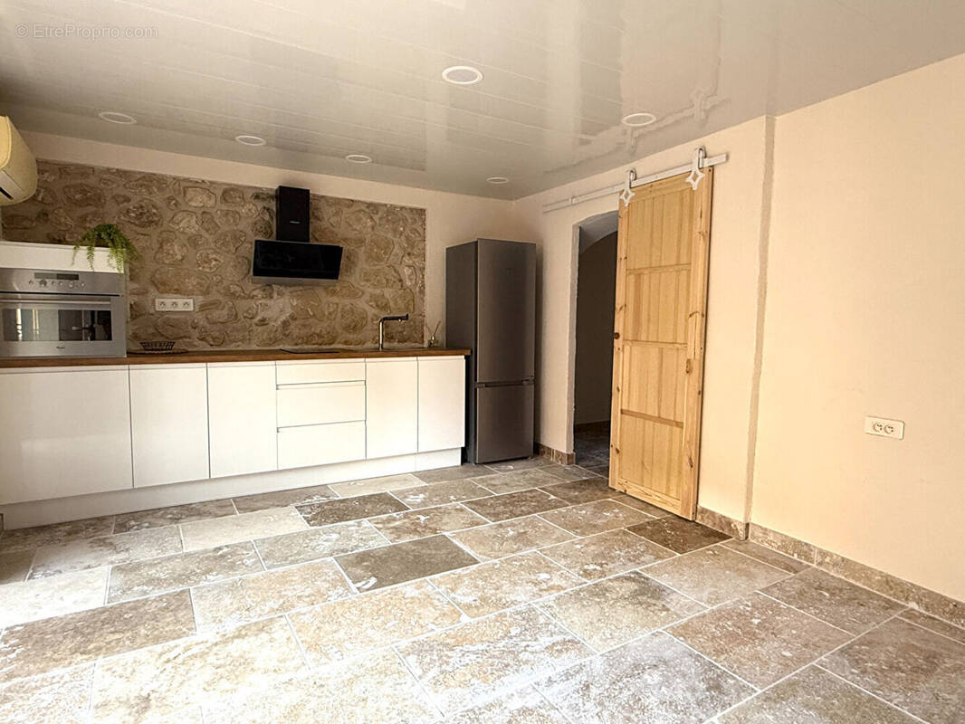 Appartement à LA ROQUE-D&#039;ANTHERON