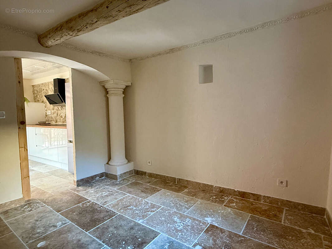 Appartement à LA ROQUE-D&#039;ANTHERON