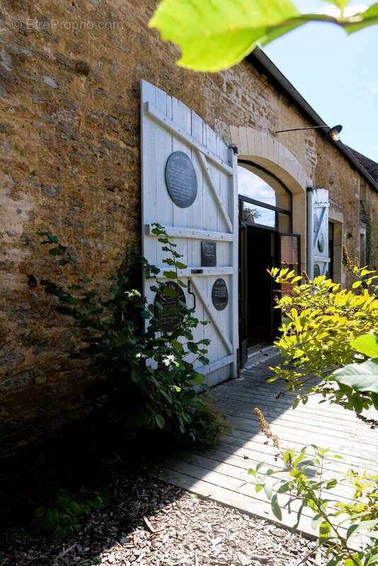 Commerce à POUILLY-EN-AUXOIS