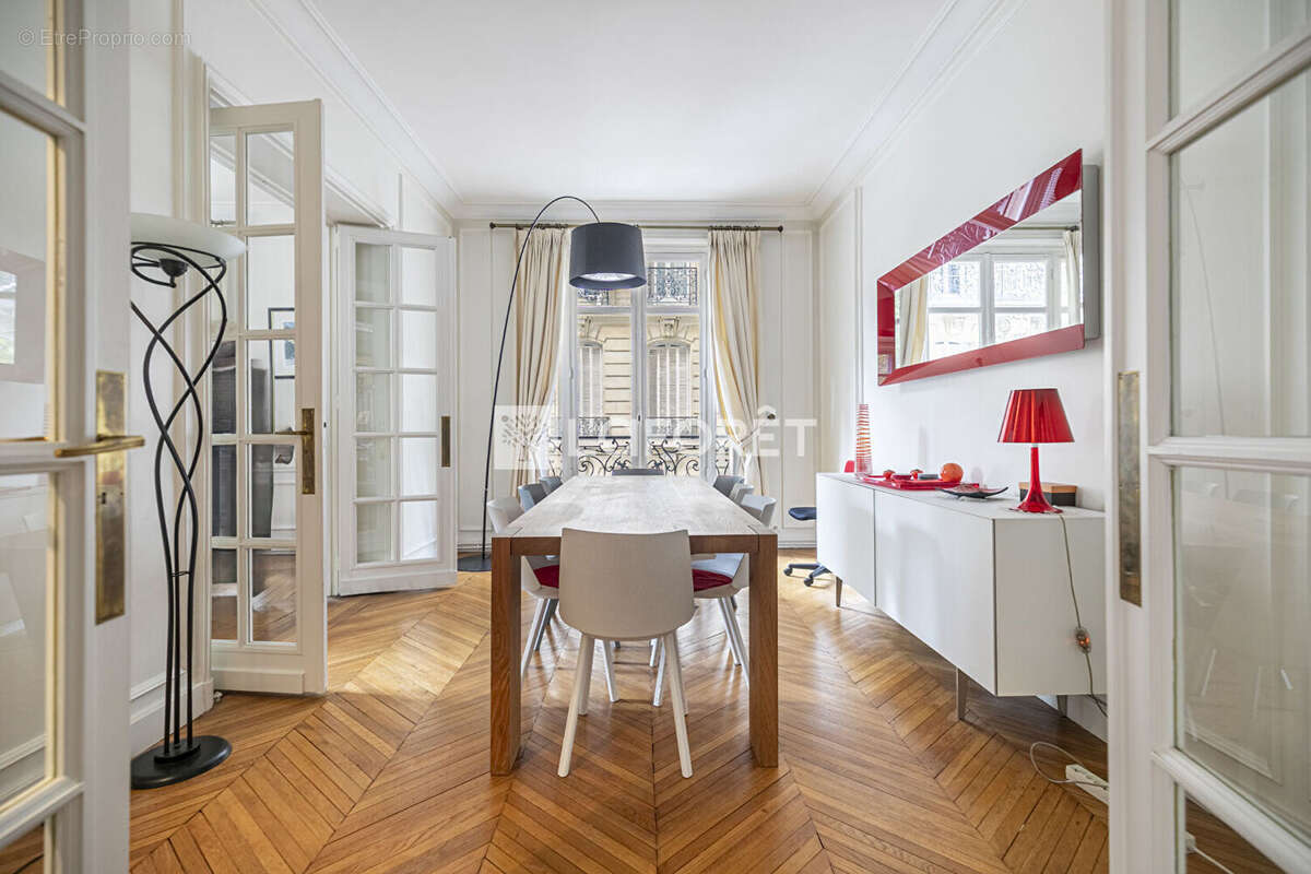 Appartement à PARIS-16E