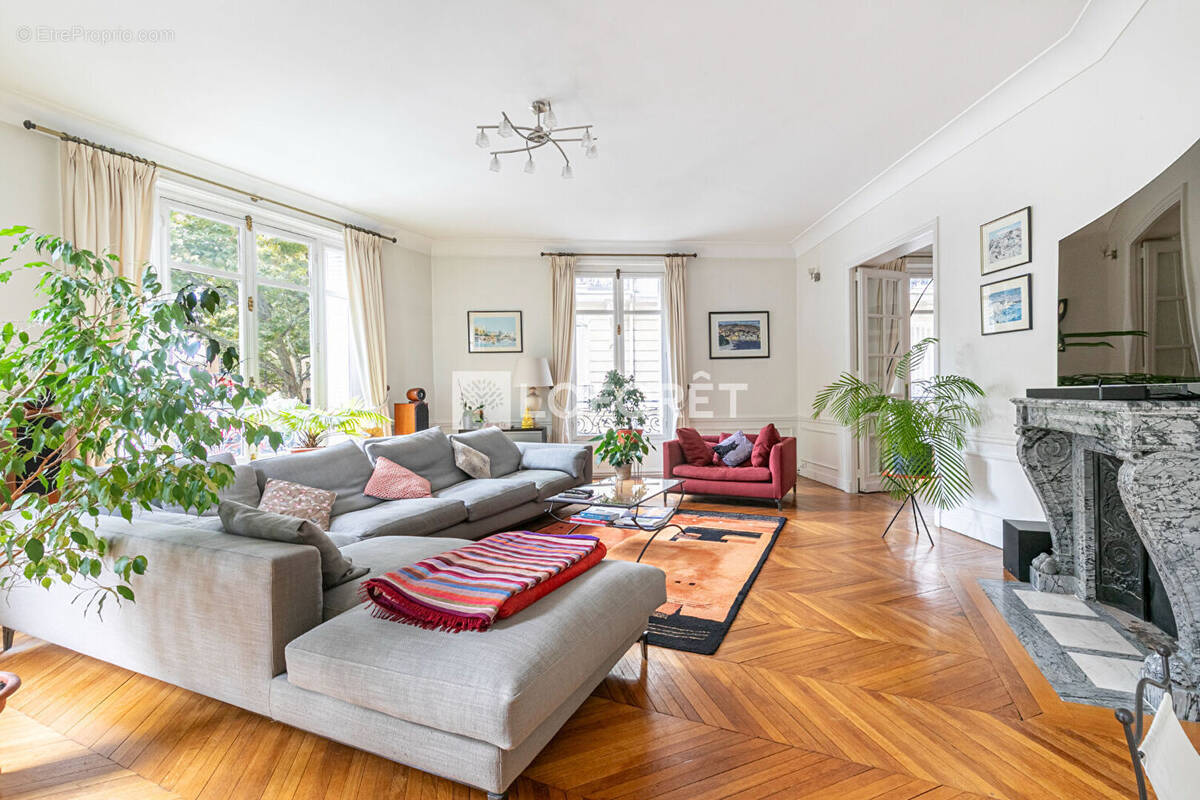 Appartement à PARIS-16E