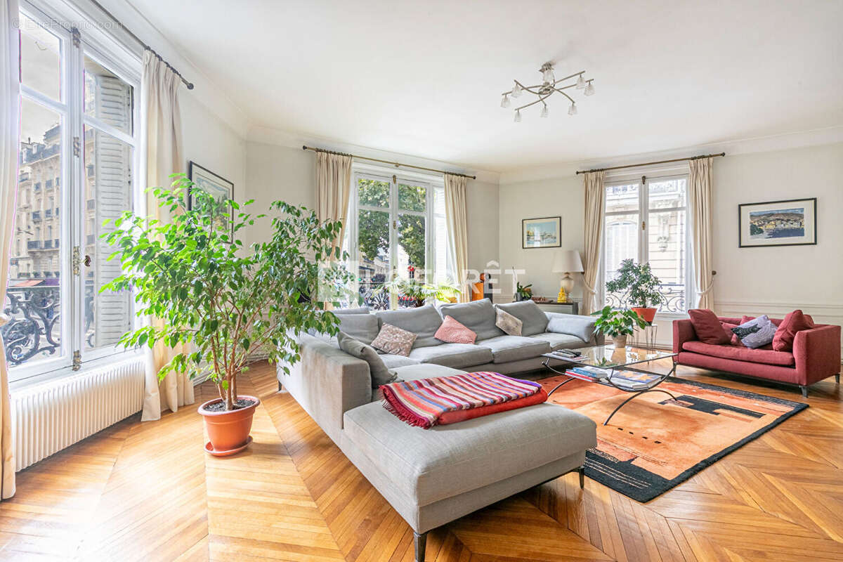 Appartement à PARIS-16E