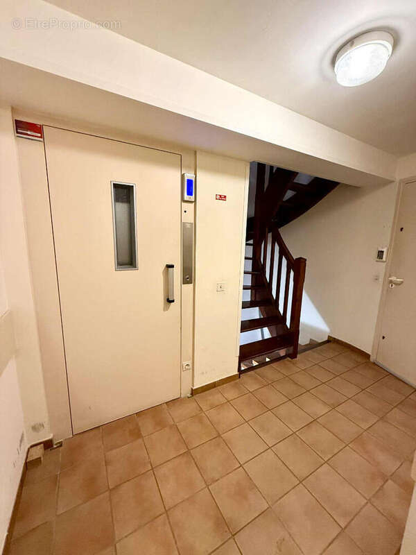 Appartement à SENAS