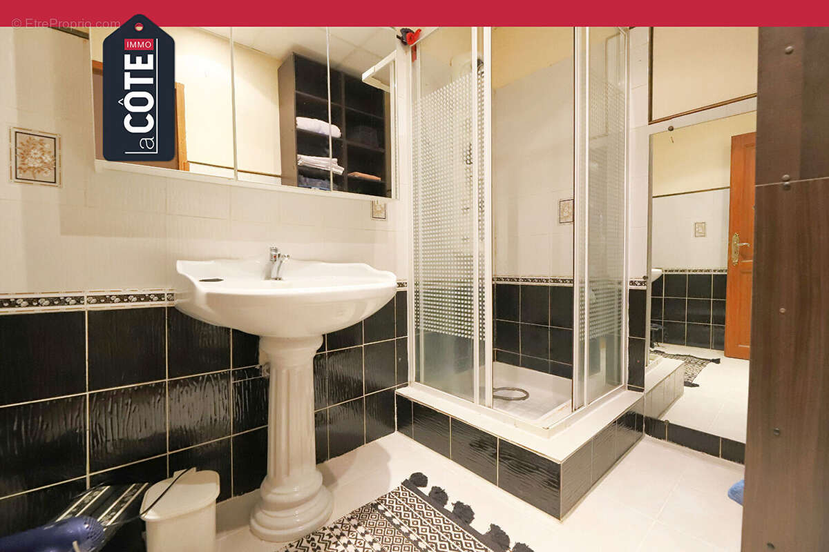 Maison à SAINT-MITRE-LES-REMPARTS