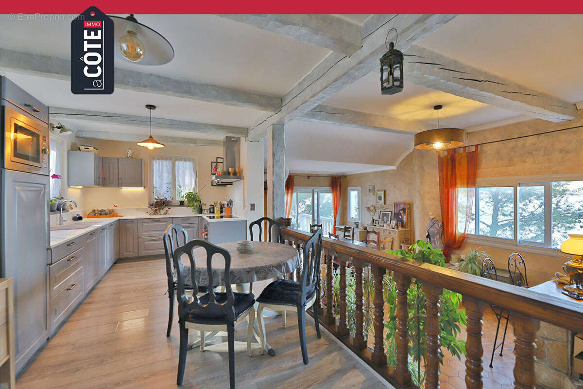 Maison à SAINT-MITRE-LES-REMPARTS