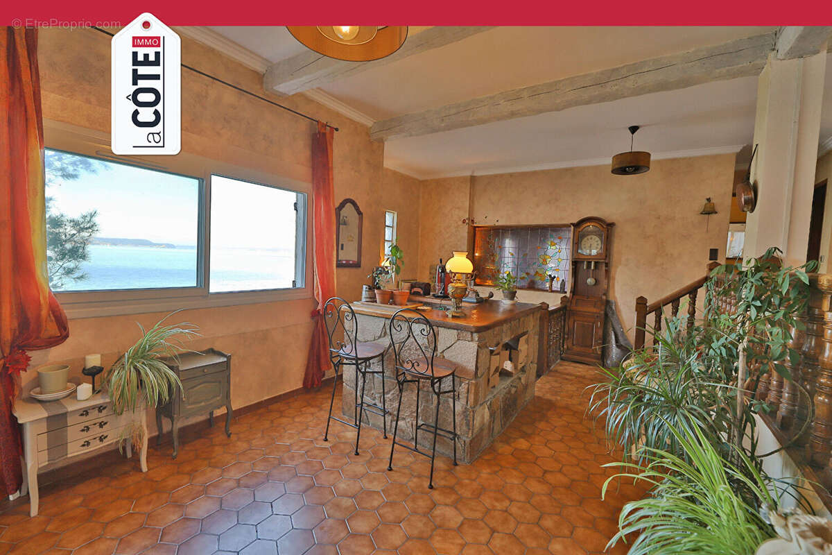 Maison à SAINT-MITRE-LES-REMPARTS