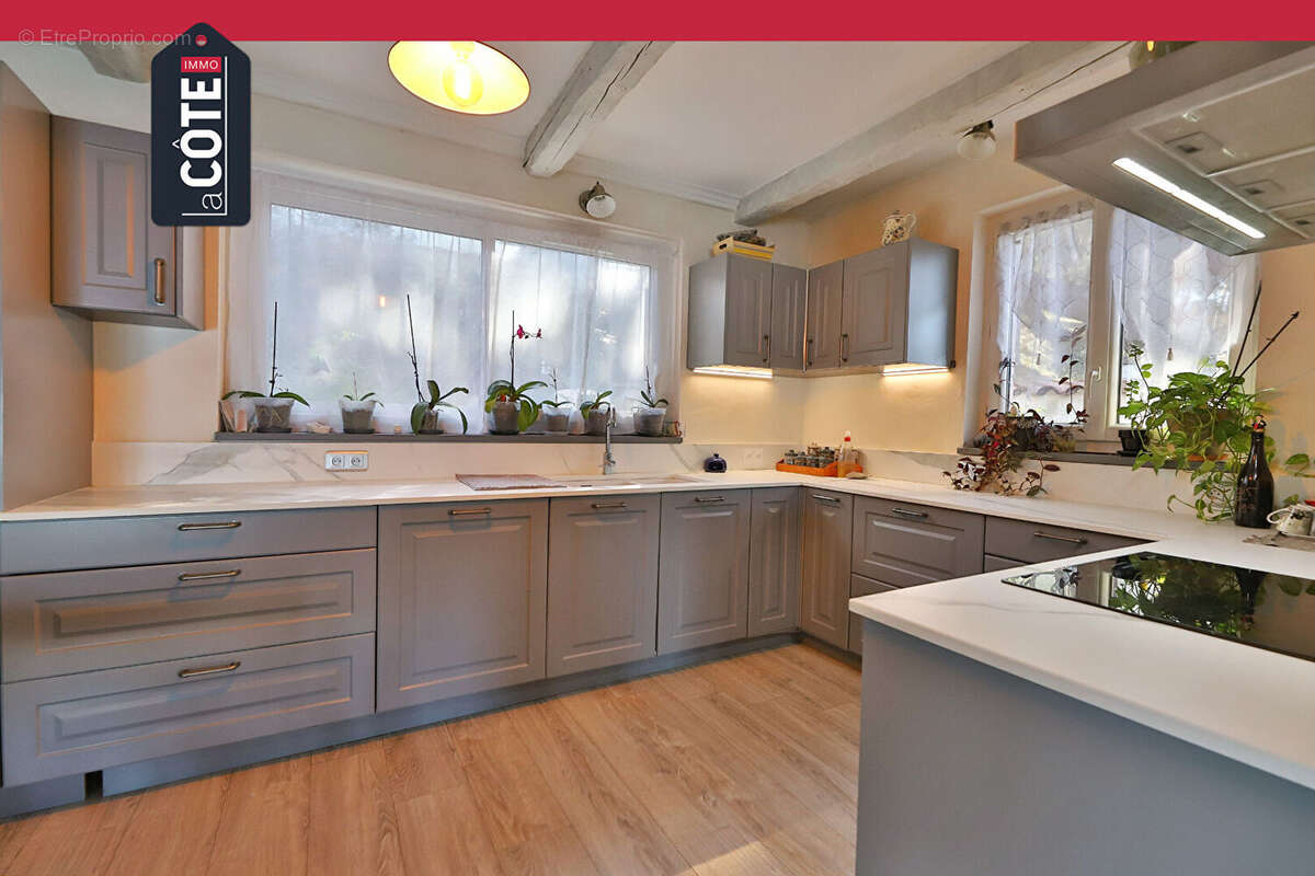 Maison à SAINT-MITRE-LES-REMPARTS