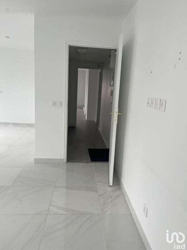 Photo 4 - Commerce à CERGY