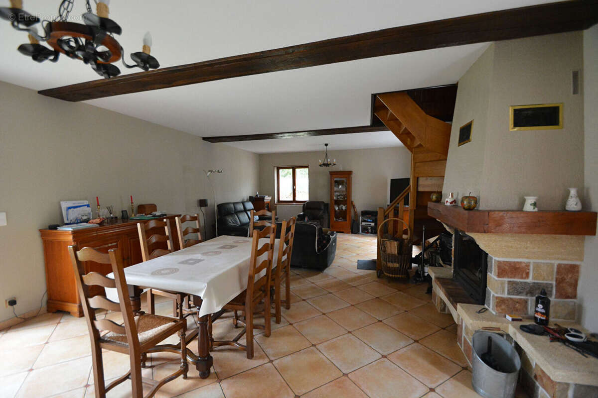 Maison à COURCELLES