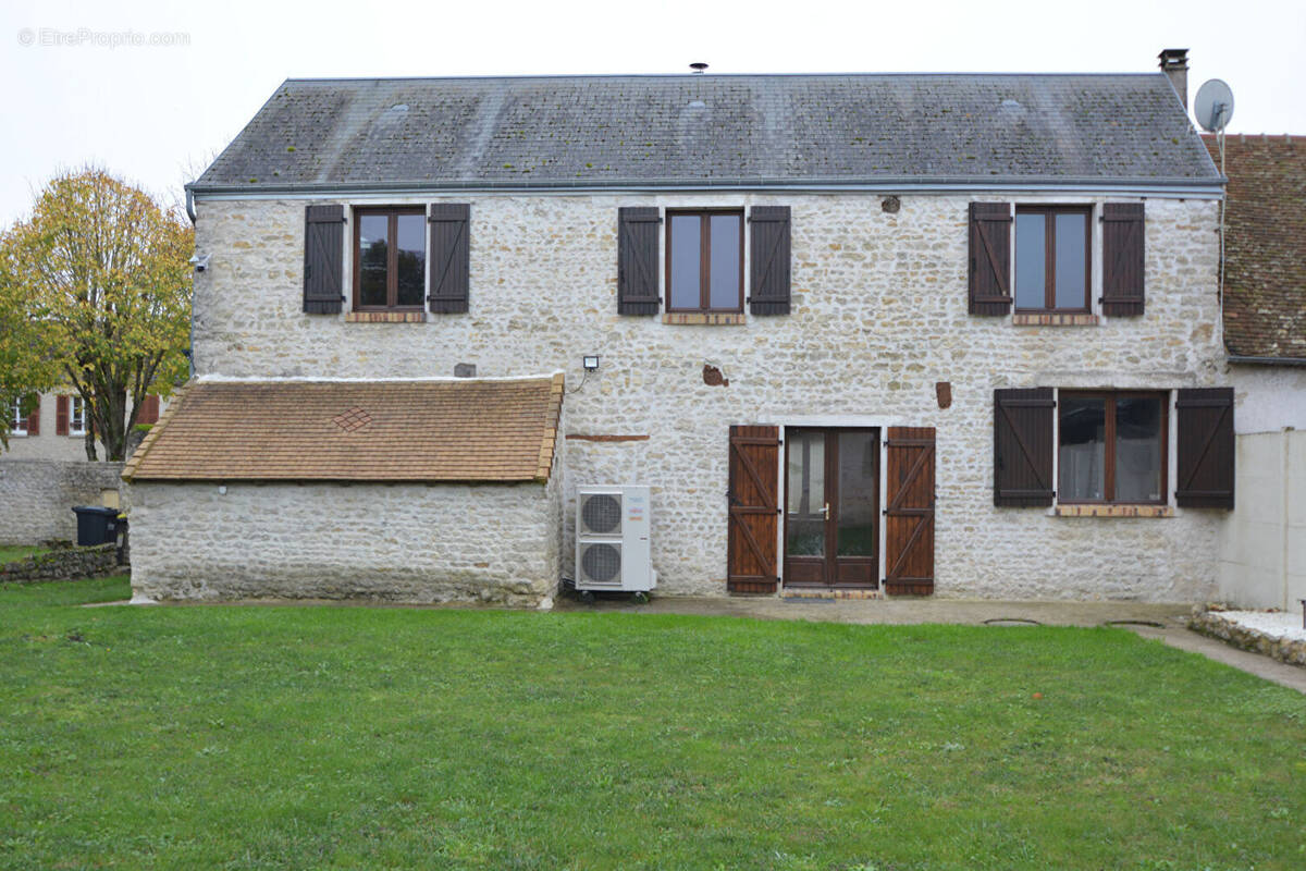 Maison à COURCELLES