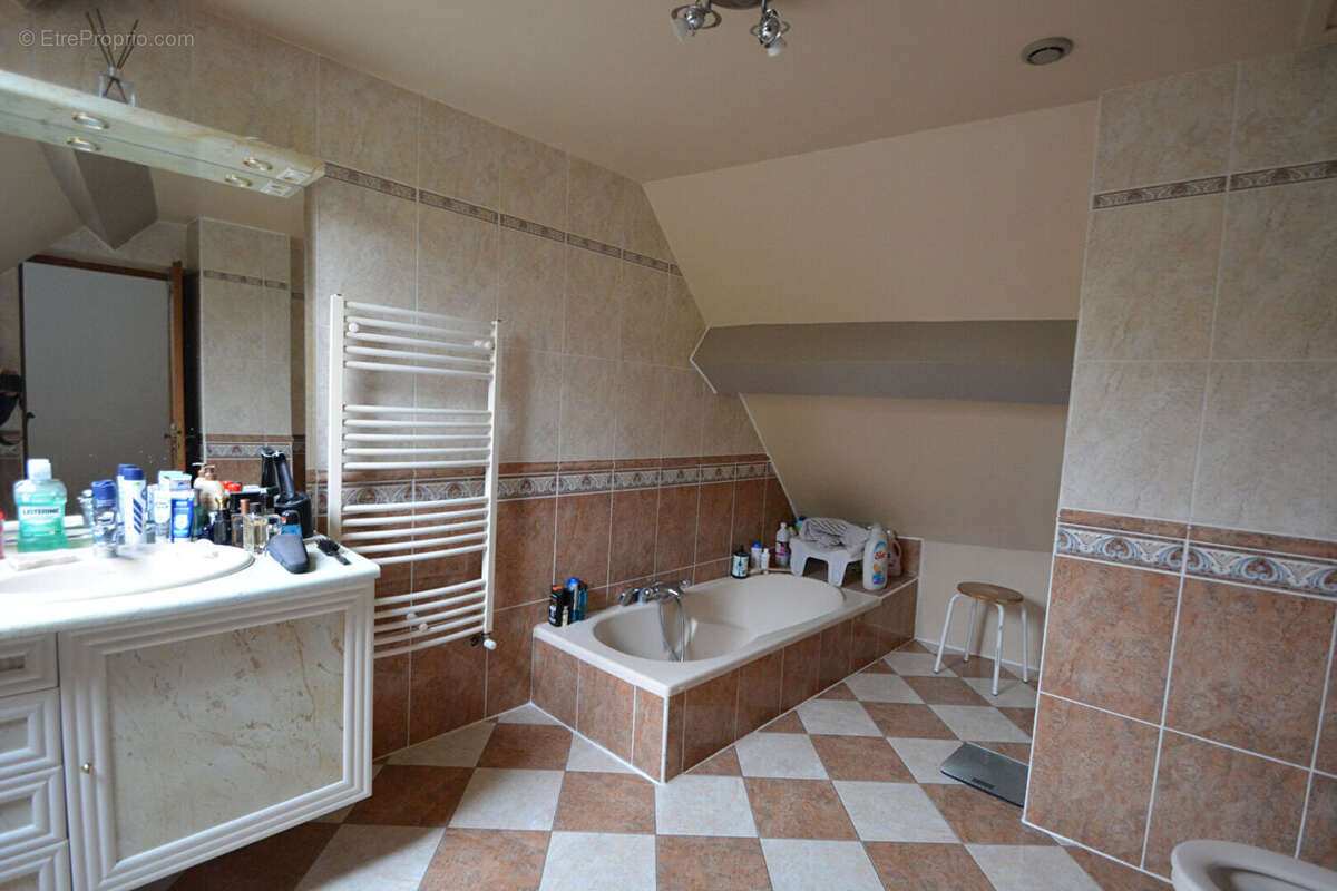 Maison à COURCELLES