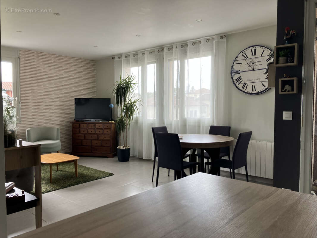 Appartement à SAINT-GENIS-LES-OLLIERES