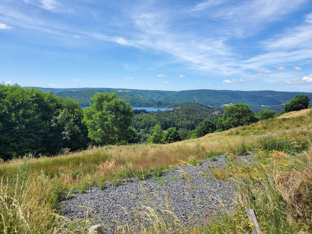 Terrain à LE LAC-D&#039;ISSARLES