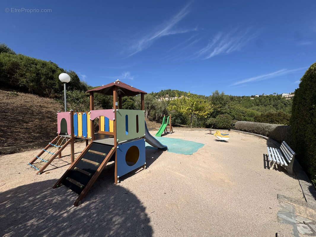 Appartement à ROQUEBRUNE-SUR-ARGENS