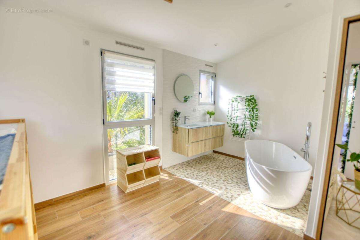 Appartement à VALLAURIS