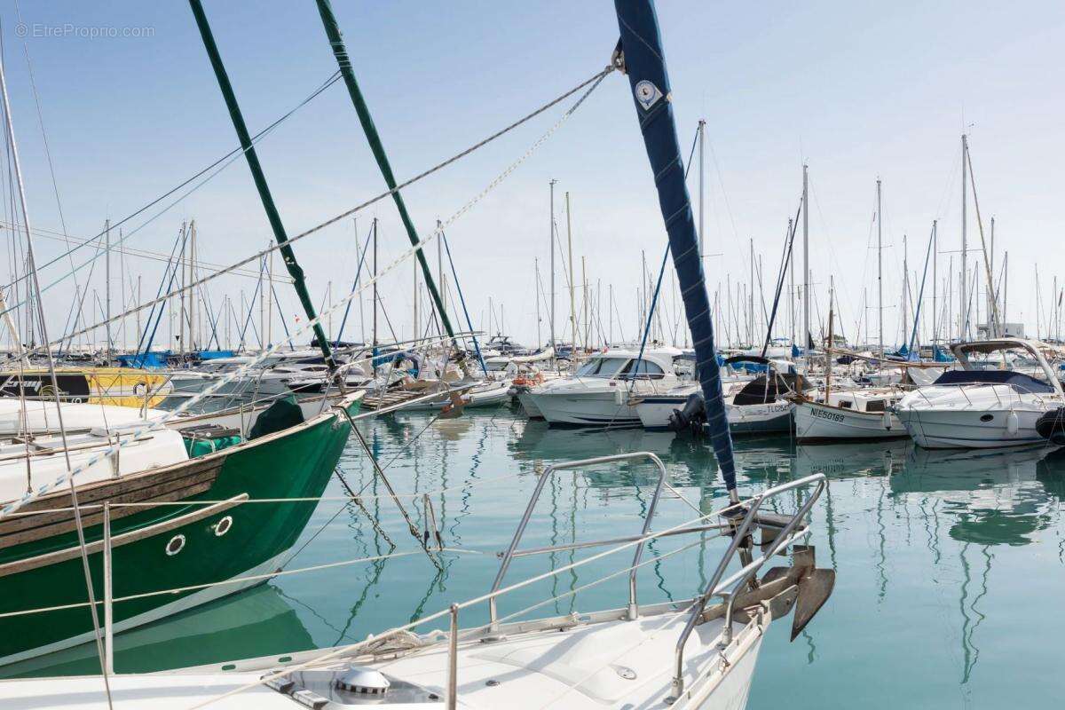 Commerce à SAINT-LAURENT-DU-VAR