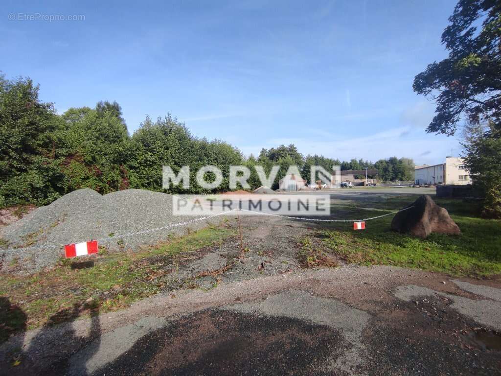 Terrain à MOULINS-ENGILBERT