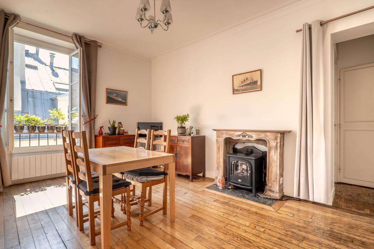 Appartement à PARIS-1E