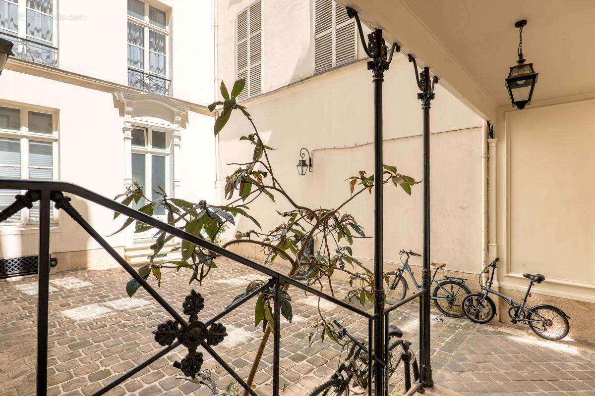 Appartement à PARIS-1E