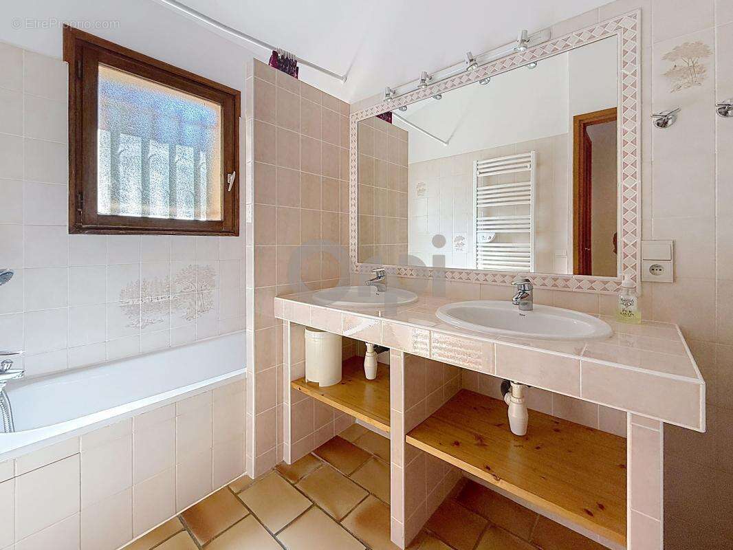 Maison à ROQUEBRUNE-SUR-ARGENS