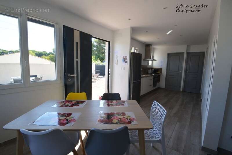 Maison à SAINT-MITRE-LES-REMPARTS