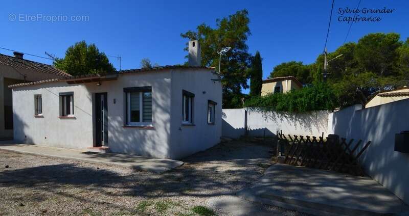 Maison à SAINT-MITRE-LES-REMPARTS