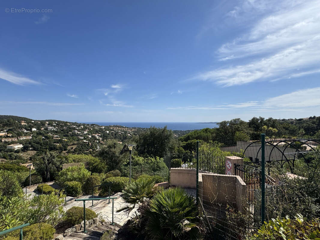 Appartement à ROQUEBRUNE-SUR-ARGENS