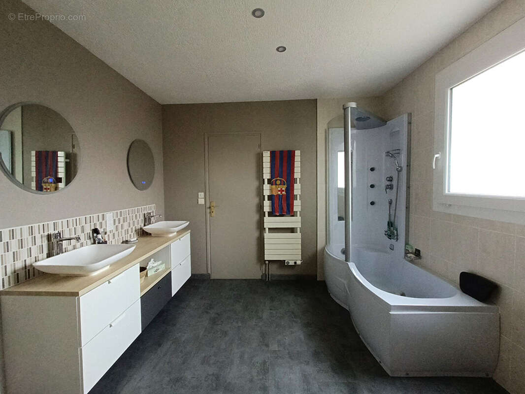 Maison à SAINT-HERBLON