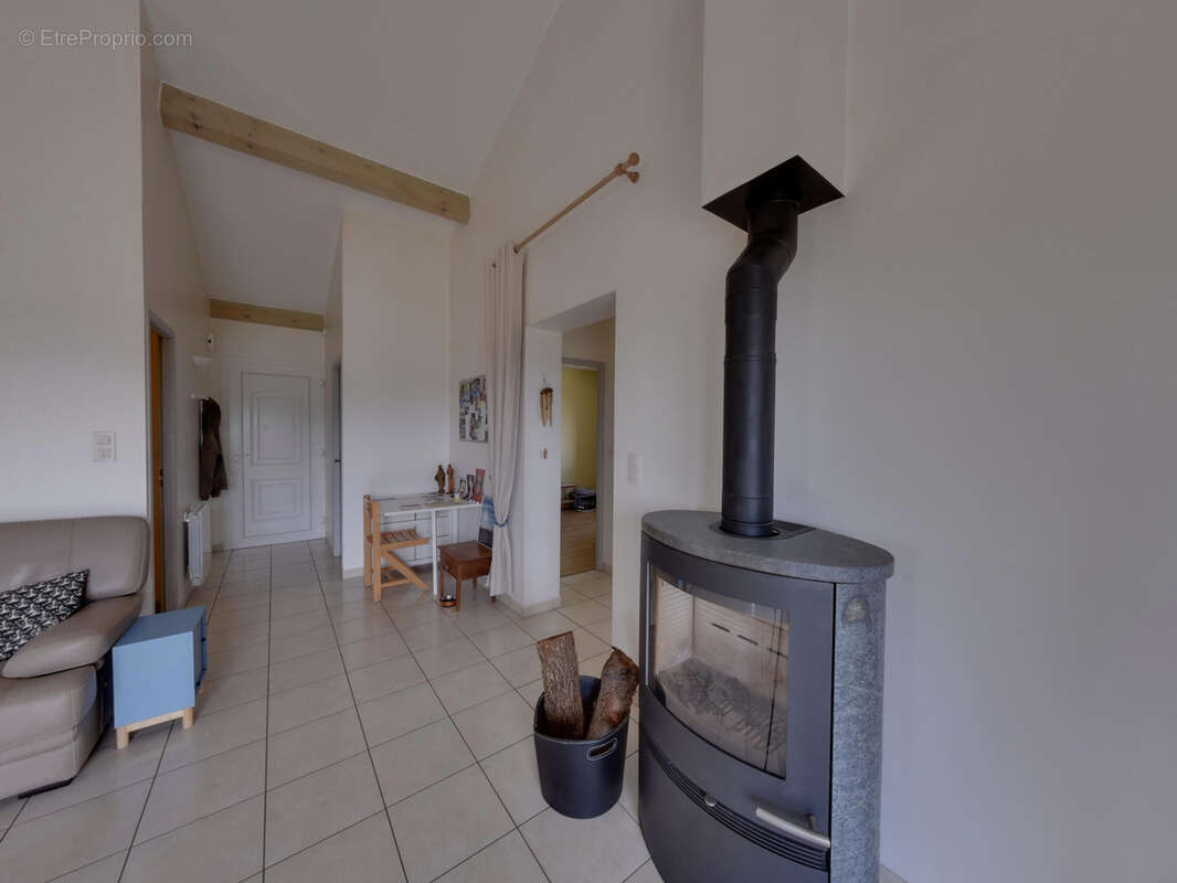 Maison à SAINT-MICHEL-DE-CHABRILLANOUX