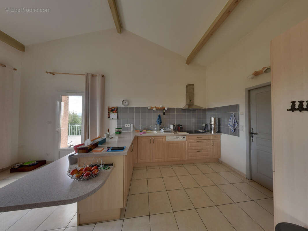 Maison à SAINT-MICHEL-DE-CHABRILLANOUX