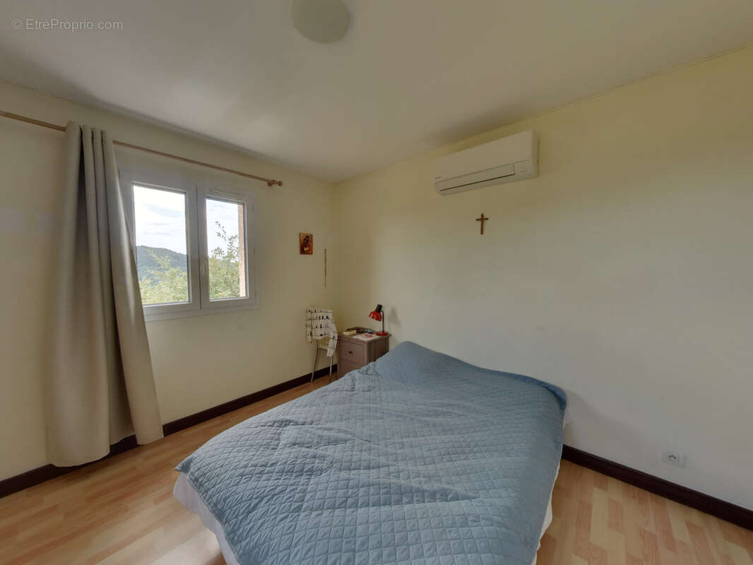 Maison à SAINT-MICHEL-DE-CHABRILLANOUX