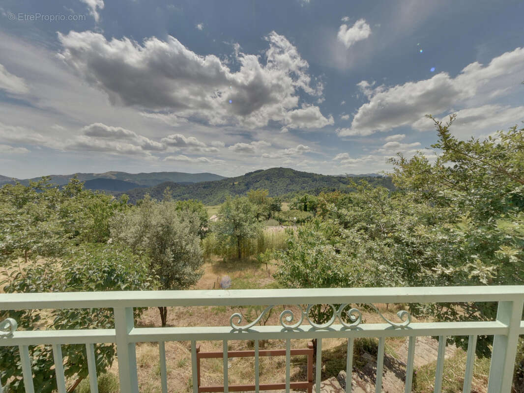 Maison à SAINT-MICHEL-DE-CHABRILLANOUX