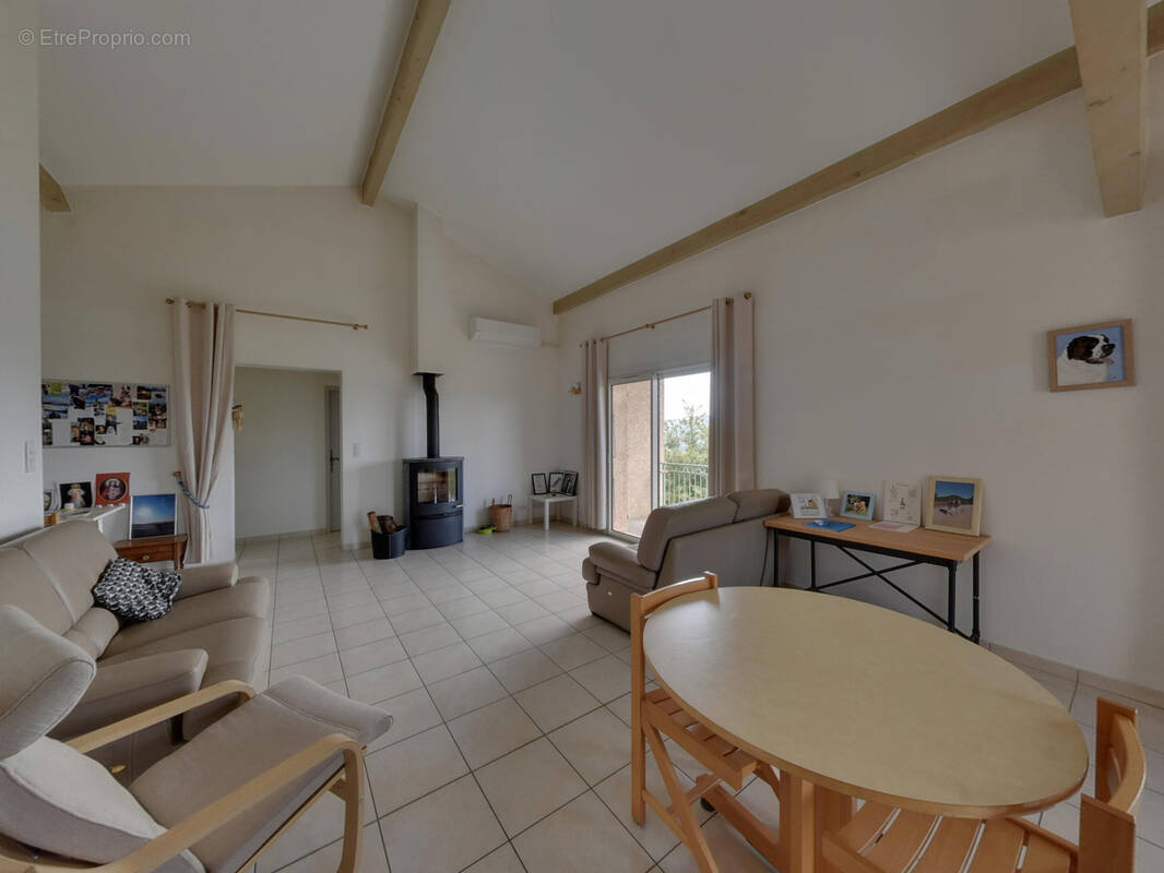 Maison à SAINT-MICHEL-DE-CHABRILLANOUX