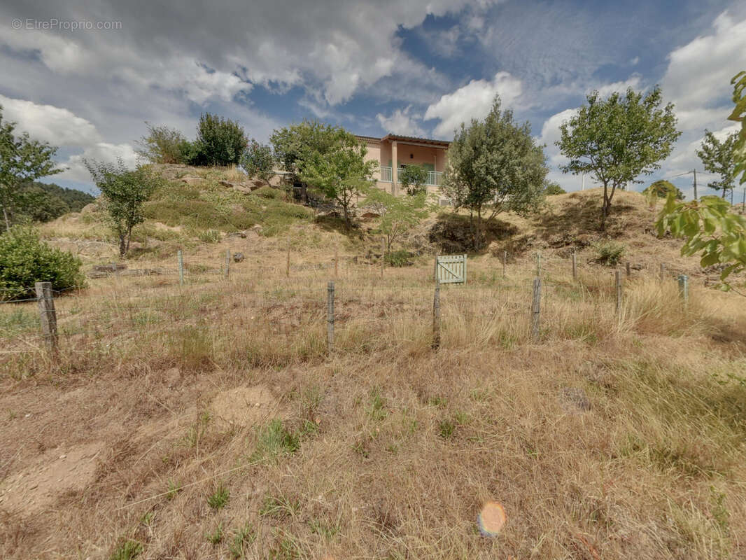 Maison à SAINT-MICHEL-DE-CHABRILLANOUX