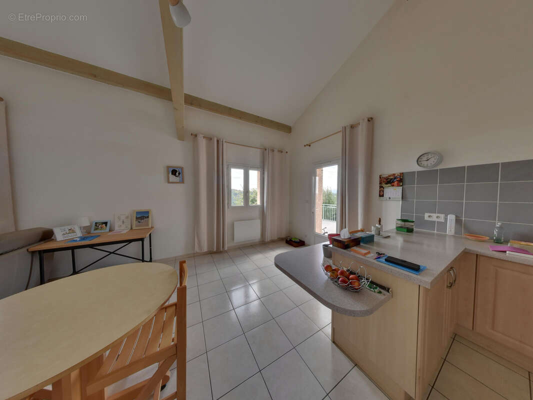 Maison à SAINT-MICHEL-DE-CHABRILLANOUX