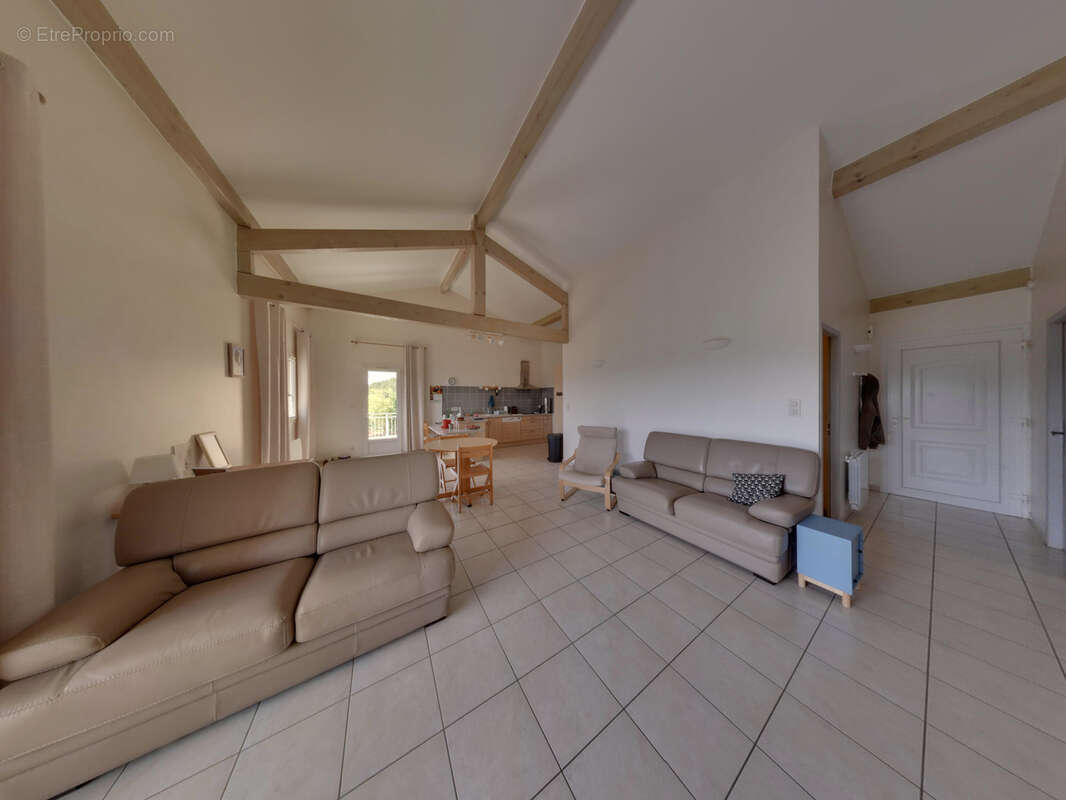 Maison à SAINT-MICHEL-DE-CHABRILLANOUX