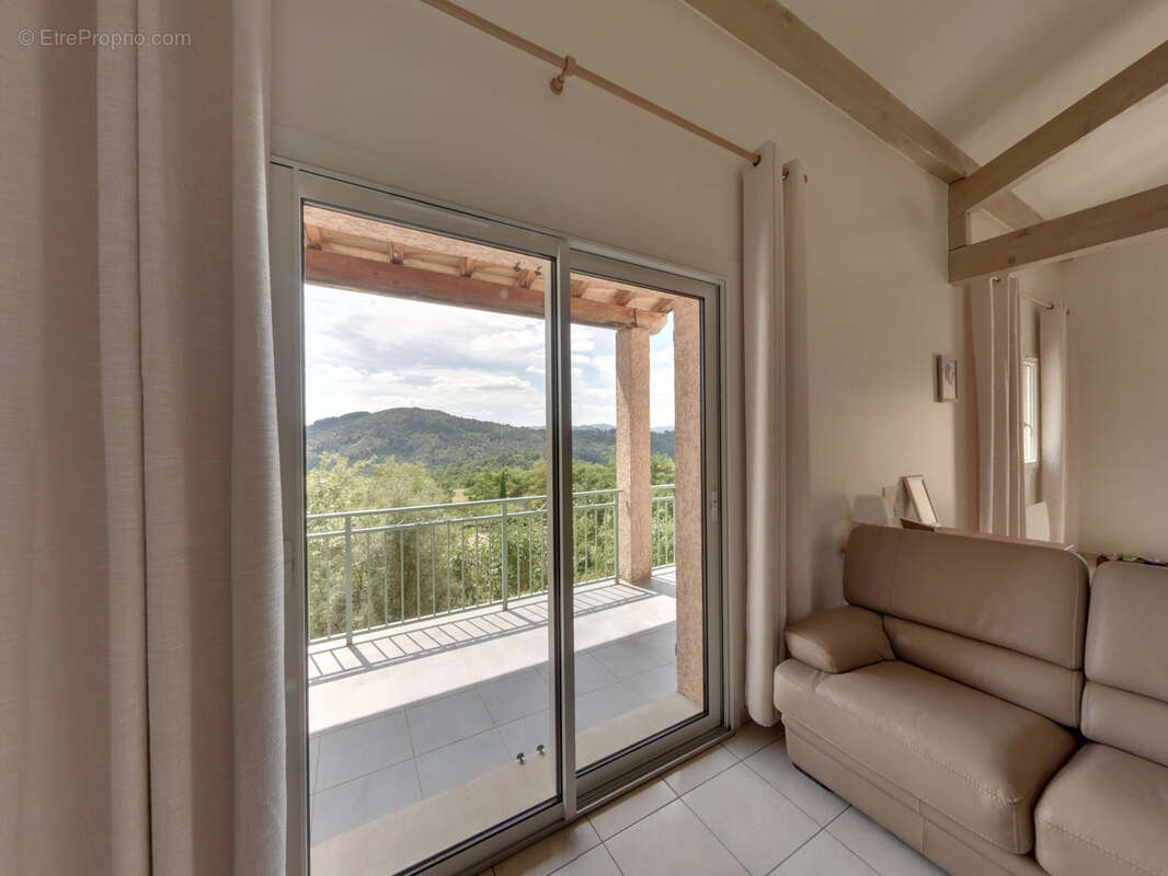 Maison à SAINT-MICHEL-DE-CHABRILLANOUX