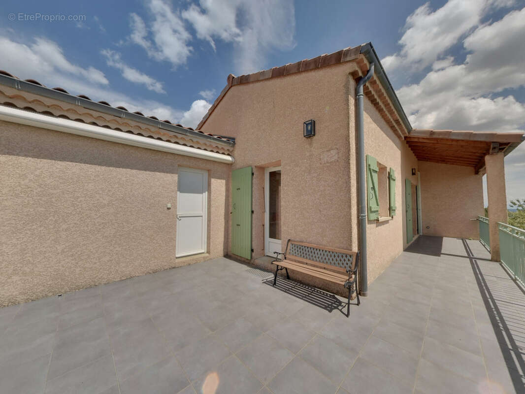 Maison à SAINT-MICHEL-DE-CHABRILLANOUX