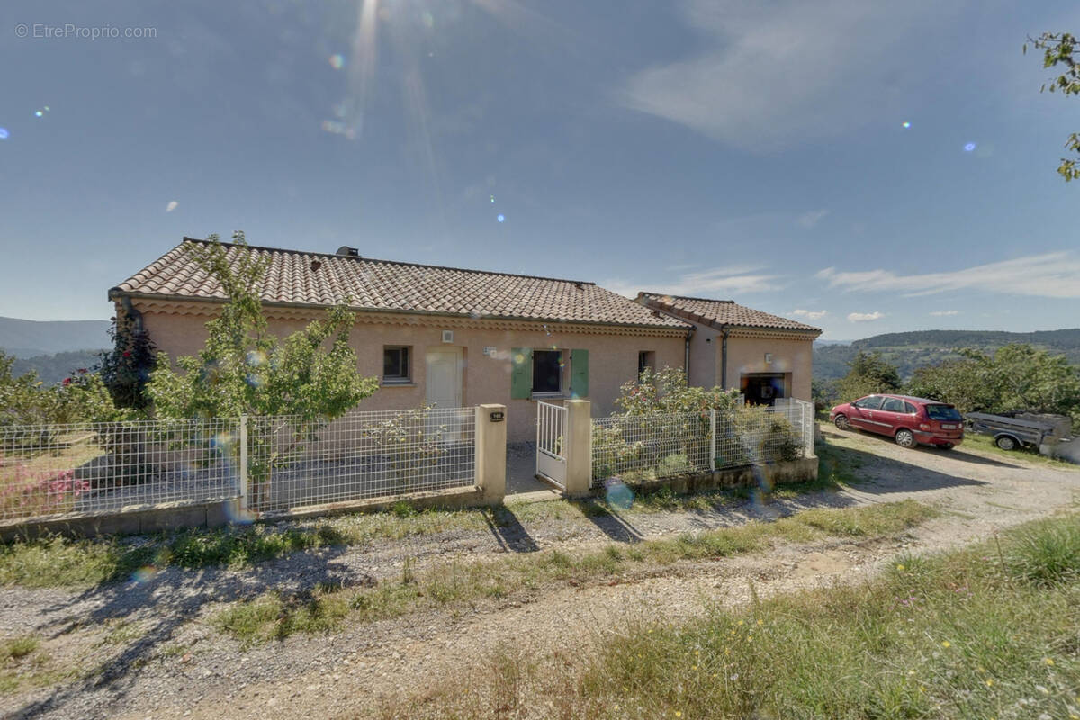 Maison à SAINT-MICHEL-DE-CHABRILLANOUX