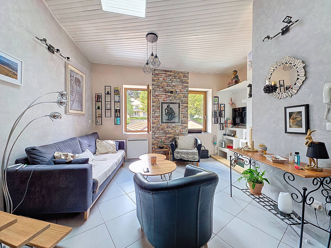 Appartement à GREZIEU-LA-VARENNE