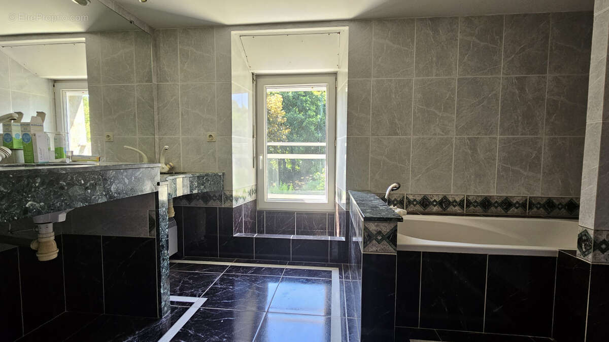 Maison à SAINT-JACUT-DU-MENE